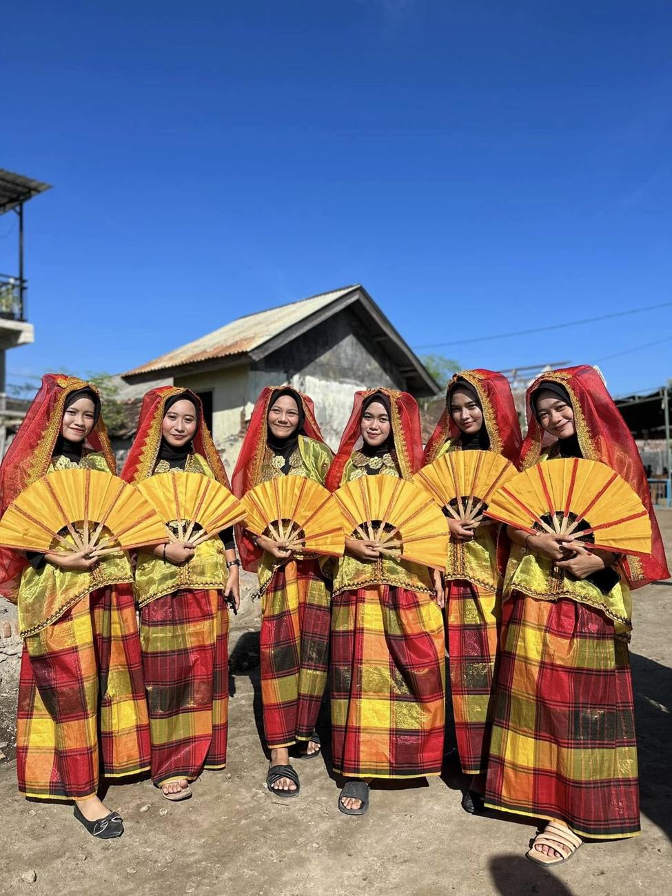 Dancers with fans, ceremony dress