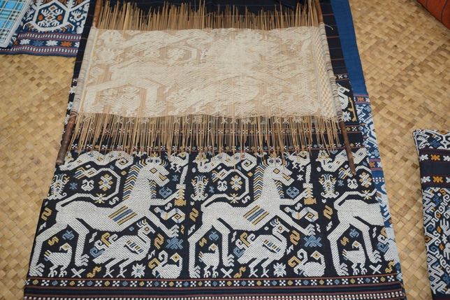Weaving a pahikung cloth with supplementary warp horse motifs, Sumba — Day 7